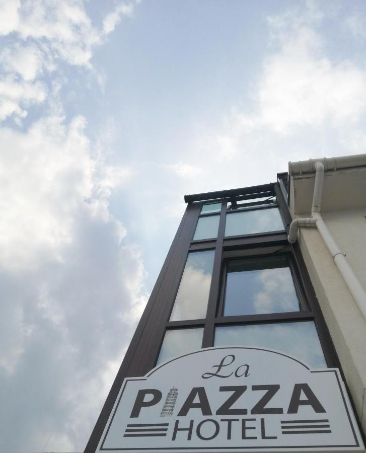 La Piazza Hotel Shumen Exterior photo